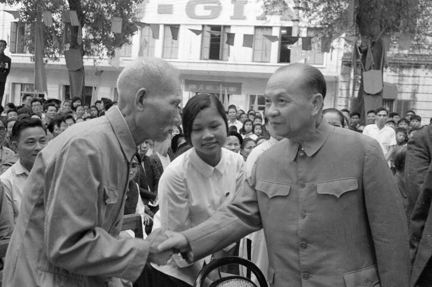 Ngày 25/4/1976, Chủ tịch Ủy ban Thường vụ Quốc hội Trường Chinh nói chuyện thân mật với cụ Đặng Văn Đa, 79 tuổi, tại khu vực bỏ phiếu số 36, Khu Hoàn Kiếm, sau khi hoàn thành việc bỏ phiếu bầu cử đại biểu Quốc hội khóa VI. (Ảnh: Ngọc Khanh/TTXVN)