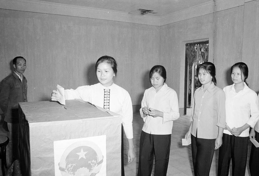 Sinh viên trường Đại học Nông nghiệp 3 (Bắc Thái) bầu cử đại biểu Quốc hội khóa VI (25/4/1976). (Ảnh: Vũ Hanh/TTXVN)