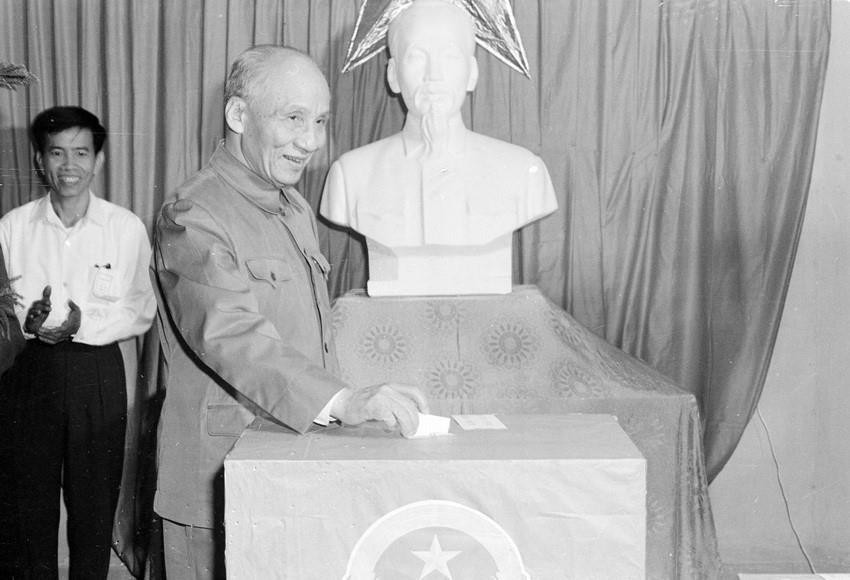 Sáng 25/4/1976, Phó Chủ tịch Nguyễn Lương Bằng bỏ phiếu tại khu vực bỏ phiếu số 1, Khu phố Hai Bà Trưng, khu vực bầu cử số 3 (Hà Nội). (Ảnh: Xuân Lâm/TTXVN)