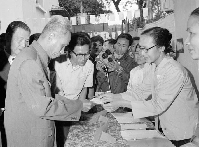 7h15 ngày 26/4/1976, Thủ tướng Phạm Văn Đồng đến bỏ phiếu tại khu vực bỏ phiếu số 13, tiểu khu Phan Đình Phùng, Khu Ba Đình, Hà Nội. (Ảnh: Kim Hùng/TTXVN)