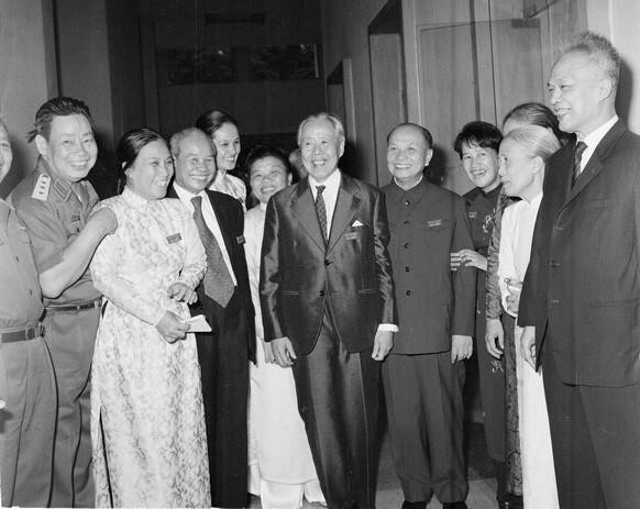 Các đại biểu của hai đoàn Nam-Bắc trong giờ giải lao Hội nghị Hiệp thương chính trị thống nhất Tổ quốc, ngày 21/11/1975. (Ảnh: TTXVN)