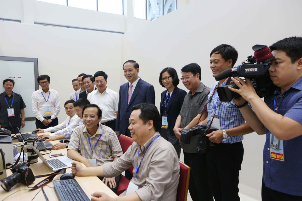 Chủ tịch nước Trần Đại Quang với cán bộ, phóng viên, biên tập viên TTXVN tham dự, đưa tin các hoạt động của Tuần lễ Cấp cao APEC 2017, chiều 29/10/2017, tại thành phố Đà Nẵng. (Ảnh: TTXVN)