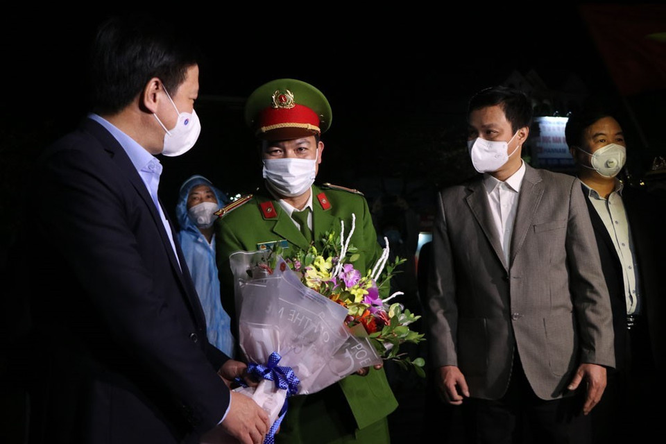 Bí thư Tỉnh ủy Hải Dương Phạm Xuân Thăng tặng hoa chúc mừng chốt kiểm soát dịch tại Quảng trường Sao Đỏ, thành phố Chí Linh hoàn thành nhiệm vụ. (Ảnh: Mạnh Minh/TTXVN)