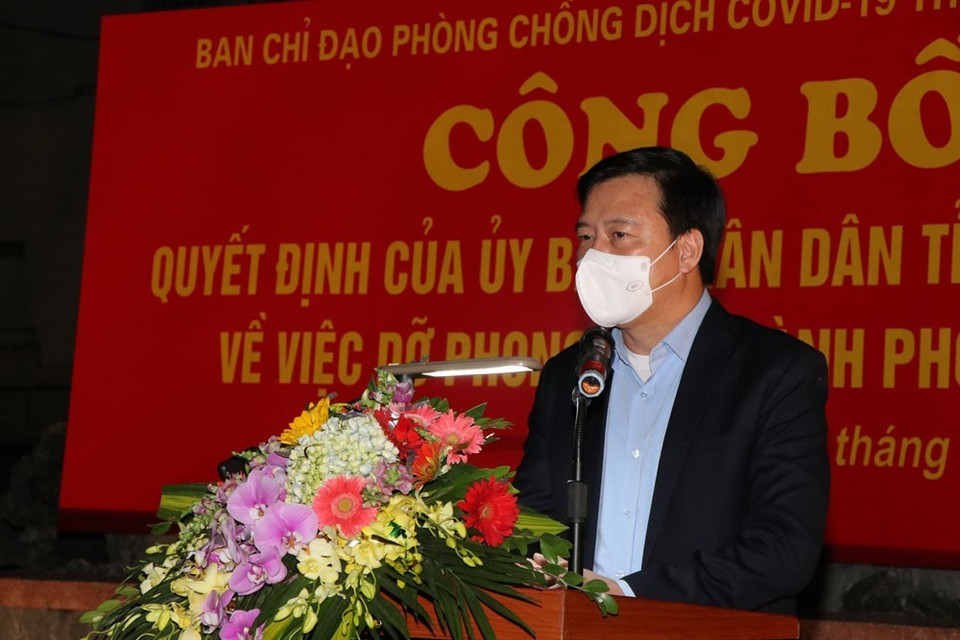 Bí thư Tỉnh ủy Hải Dương Phạm Xuân Thăng phát biểu chúc mừng thành phố Chí Linh trong thời khắc được gỡ bỏ phong tỏa. (Ảnh: Mạnh Minh/TTXVN)