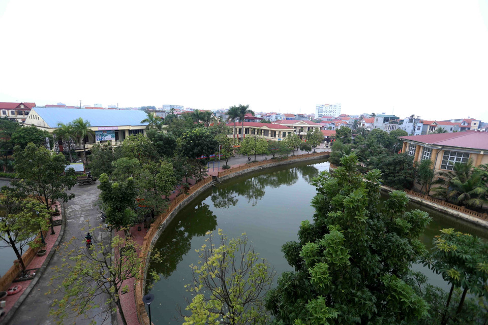 Vận dụng sáng tạo tư tưởng của Chủ tịch Hồ Chí Minh về thi đua yêu nước, trong thời kỳ đổi mới, nhiều phong trào đã, đang thực hiện thực chất và phát huy hiệu quả, trong đó có phong trào Cả nước chung sức xây dựng nông thôn mới, làm thay đổi diện mạo nhiều vùng nông thôn trên phạm vi cả nước. Trong ảnh: Đường giao thông nông thôn xã Song Phượng, huyện Đan Phượng, Hà Nội khang trang, sạch đẹp, được đầu tư xây dựng theo tiêu chí nông thôn mới. Đan Phượng là huyện đầu tiên của Hà Nội được công nhận Huyện nông thôn mới. (Ảnh: Vũ Sinh/TTXVN)