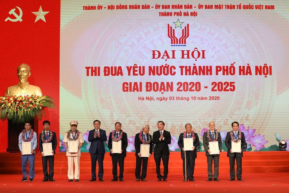 Bí thư Thành ủy Vương Đình Huệ và Chủ tịch UBND thành phố Chu Ngọc Anh trao danh hiệu Công dân Thủ đô ưu tú năm 2020 cho các cá nhân tại Đại hội Thi đua yêu nước thành phố Hà Nội, giai đoạn 2020-2025. (Ảnh: Văn Điệp/TTXVN)
