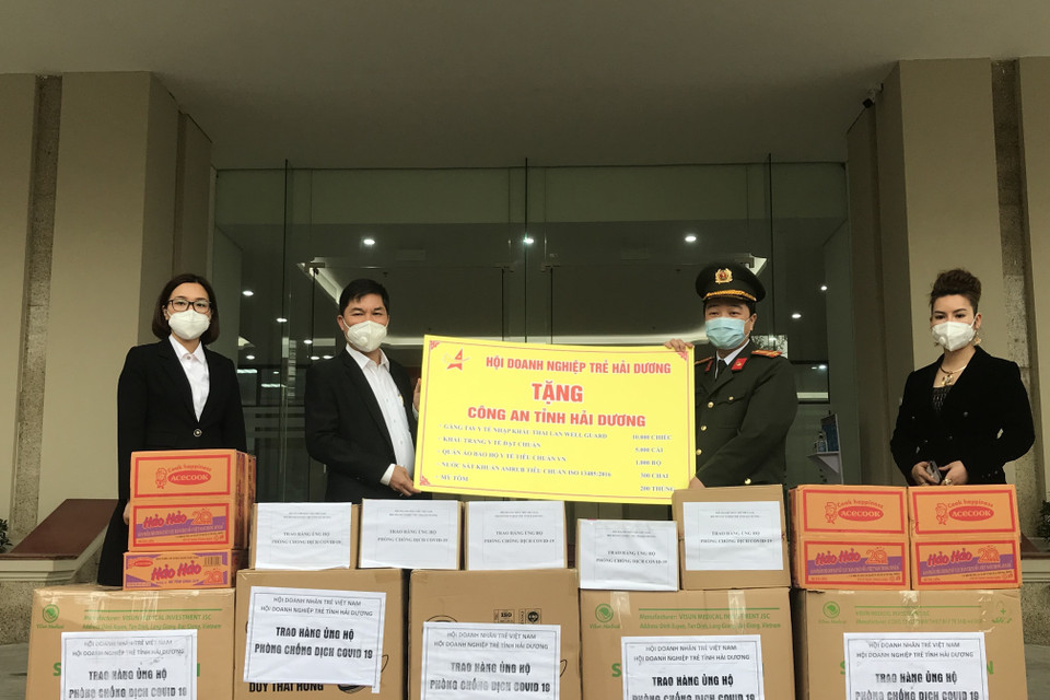 Công an tỉnh Hải Dương tiếp nhận ủng hộ trong công tác phòng, chống dịch COVID-19 của Hội doanh nhân trẻ Hải Phòng. (Ảnh: Tiến Vĩnh/TTXVN)