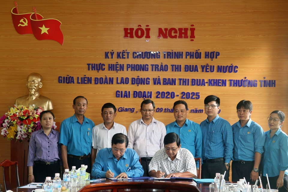 Lãnh đạo Liên đoàn Lao động tỉnh và Ban Thi đua- Khen thưởng tỉnh Kiên Giang ký kết chương trình phối hợp phối hợp đẩy mạnh phong trào thi đua yêu nước và phát hiện, biểu dương, khen thưởng các điển hình tiên tiến trong công nhân, viên chức lao động của tỉnh giai đoạn 2020-2025. (Ảnh: Lê Huy Hải/TTXVN)