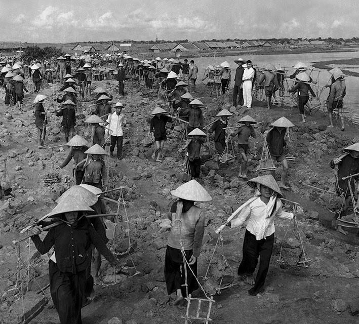 Lao động trong ngày khởi công xây dựng hệ thống thủy lợi Bắc Hưng Hải. (Ảnh: Hữu Ngôi/TTXVN)