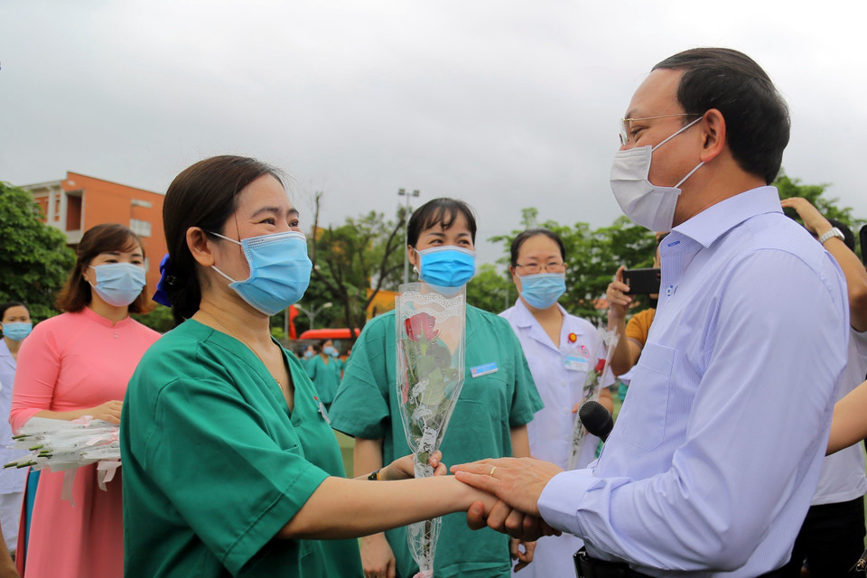 Bí thư Tỉnh ủy Quảng Ninh Nguyễn Xuân Ký động viên đoàn y, bác sỹ lên đường hỗ trợ tỉnh Bắc Giang chống dịch. (Ảnh: TTXVN phát)