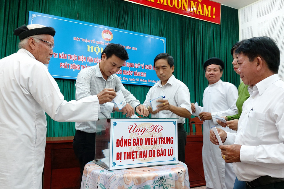  Các đại biểu đóng góp ủng hộ đồng bào miền Trung theo lời kêu gọi của Mặt trận Tổ quốc Việt Nam tỉnh Bến Tre tại Hội nghị Tổng kết một năm thực hiện vận động, quản lý và sử dụng Quỹ Vì người nghèo và Phát động tháng cao điểm Vì người nghèo năm 2020 của tỉnh (21/10/2020). (Ảnh: Trần Thị Thu Hiền/TTXVN)