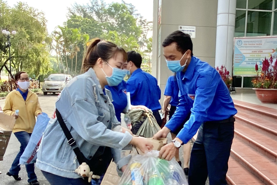 Đoàn viên thanh niên Quận 7 (TP Hồ Chí Minh) thực hiện thu gom ve chai gây quỹ ủng hộ kinh phí mua vaccine COVID-19. (Ảnh: Hồng Giang/TTXVN)