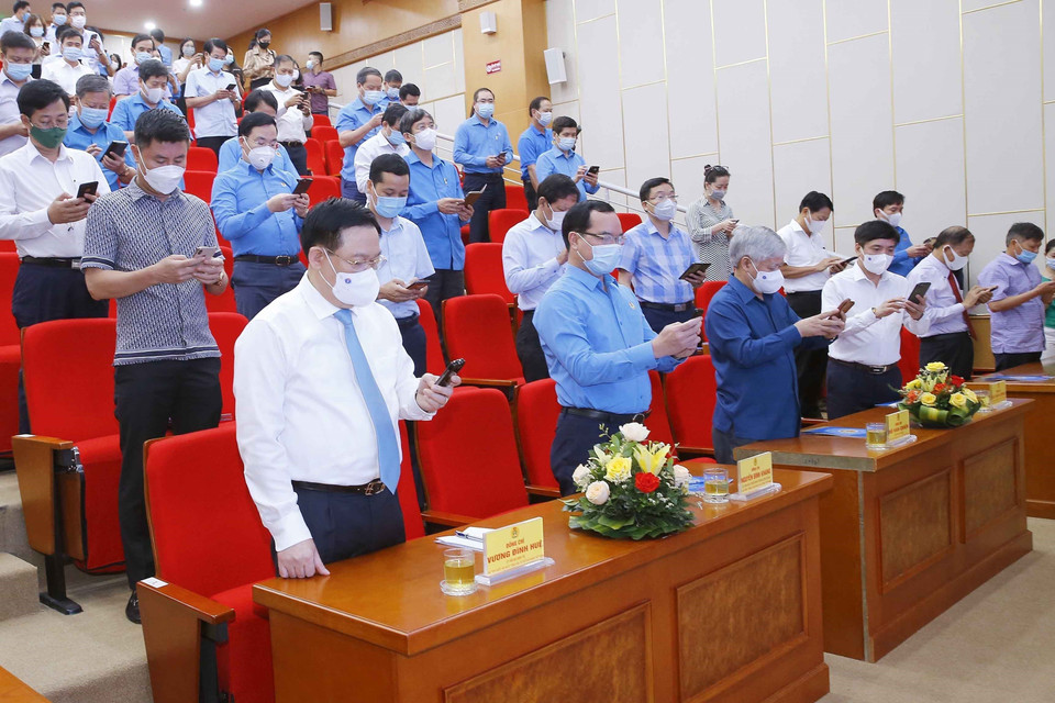 Chủ tịch Quốc hội Vương Đình Huệ và các đại biểu nhắn tin tới tổng đài 1408 để ủng hộ chương trình tại Lễ phát động nhắn tin Toàn dân ủng hộ phòng, chống dịch bệnh COVID-19 do Ủy ban Trung ương MTTQ Việt Nam, Công đoàn Viên chức Việt Nam và Bộ Thông tin và Truyền thông phối hợp tổ chức (3/6/2021). (Ảnh: Doãn Tấn/TTXVN)