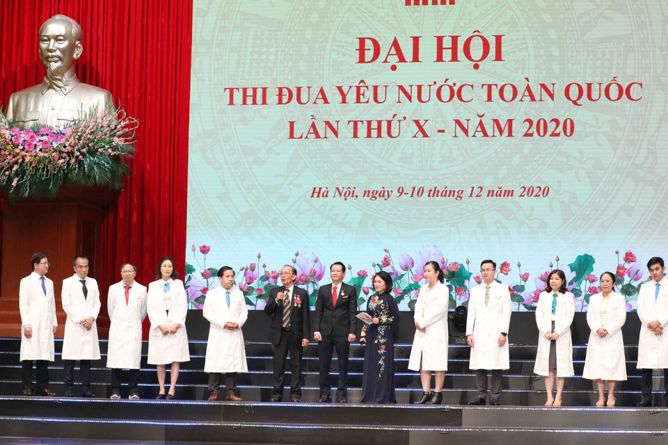 Giáo sư Đông A và các bác sỹ Bệnh viện Nhi đồng Thành phố Hồ Chí Minh - kíp mổ tách cặp song sinh Trúc Nhi-Diệu Nhi giao lưu tại Đại hội Thi đua yêu nước toàn quốc lần thứ X diễn ra tại Hà Nội, sáng 10/12/2020. (Ảnh: Phương Hoa/TTXVN)