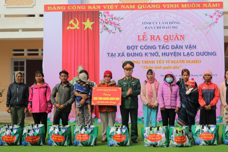 Tặng quà cho các gia đình hộ nghèo tại xã Đưng K' Nớ, huyện Lạc Dương tại lễ ra quân làm công tác dân vận gắn với tổ chức chương trình Tết vì người nghèo của tỉnh Lâm Đồng. (Ảnh: Đặng Tuấn-Thùy Dung/ TTXVN)