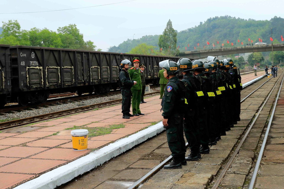 Lực lượng cảnh sát, quân đội có mặt tại nhà ga đảm bảo an ninh cho lễ đón. (Ảnh: Nhan Sáng/TTXVN)