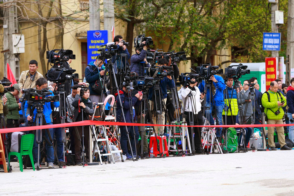  Phóng viên các cơ quan báo chí trong nước và quốc tế có mặt tại ga Đồng Đăng chiều 25/2. (Ảnh: Doãn Tấn/TTXVN)