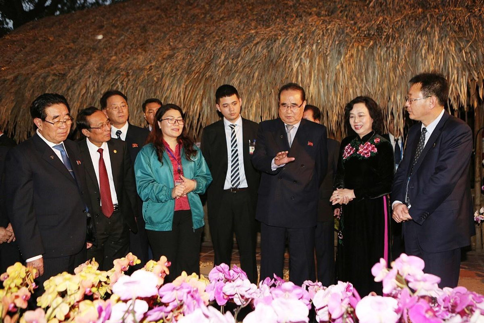 Đoàn đại biểu cấp cao Đảng Lao động Triều Tiên đến thăm mô hình vườn ươm, trồng hoa lan của Hợp tác xã Đan Hoài, huyện Đan Phượng, Hà Nội. (Ảnh: Dương Giang/TTXVN)