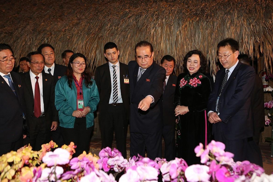 Đoàn đại biểu cấp cao Đảng Lao động Triều Tiên đến thăm mô hình vườn ươm, trồng hoa lan của Hợp tác xã Đan Hoài, huyện Đan Phượng, Hà Nội. (Ảnh: Dương Giang/TTXVN)