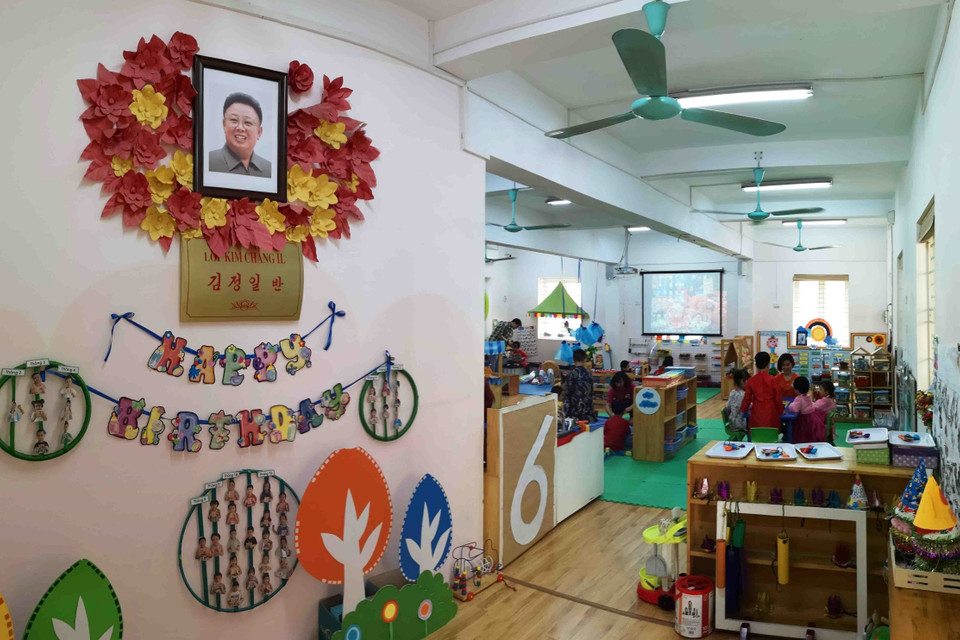 Lớp học mang tên nhà lãnh đạo Triều Tiên Kim Jong-Il. (Ảnh: Thanh Tùng/TTXVN)