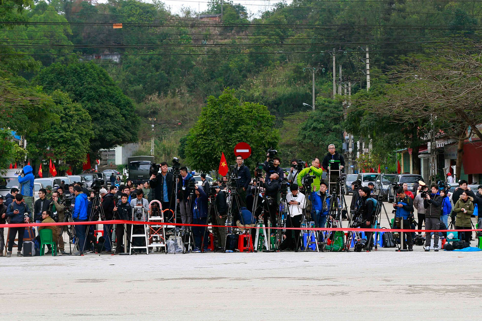  Phóng viên các cơ quan báo chí trong nước và quốc tế có mặt tại ga Đồng Đăng chiều 25/2. (Ảnh: Doãn Tấn/TTXVN)