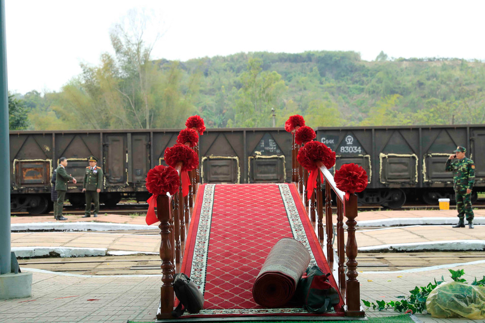 Lối vào nhà ga đang hoàn tất các công việc cuối cùng chuẩn bị cho lễ đón. (Ảnh: Nhan Sáng/TTXVN)