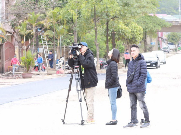 Các phóng viên của kênh Arirang tác nghiệp trước cửa ga Đồng Đăng ngày 24/2. (Ảnh: PV/Vietnam+)