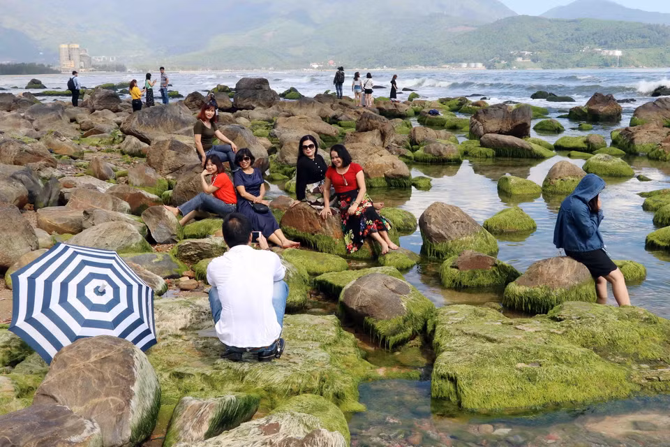 Bãi đá hoang sơ ở đây đẹp lạ thường, lôi cuốn du khách đến chiêm ngưỡng, chụp ảnh lưu niệm. (Ảnh: Trần Lê Lâm/TTXVN)