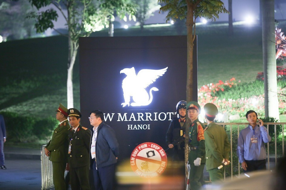 An ninh quanh khu vực khách sạn Marriot JW được đẩy lên mức cao nhất. (Ảnh: Trọng Đạt/TTXVN)