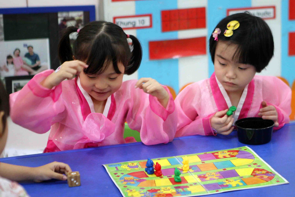 Các bé Trường Mẫu giáo Việt-Triều khi đến lớp còn được mặc trang phục truyền thống của Triều Tiên. (Ảnh: Thanh Tùng/TTXVN)