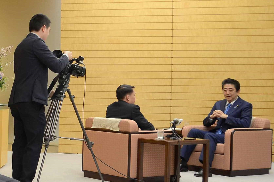 Quang cảnh buổi phỏng vấn riêng Thủ tướng Nhật Bản Shinzo Abe của Tổng giám đốc TTXVN Nguyễn Đức Lợi, sáng 15/2/2019, tại Thủ đô Tokyo. Ảnh: Thành Hữu - Pv TTXVN tại Nhật Bản