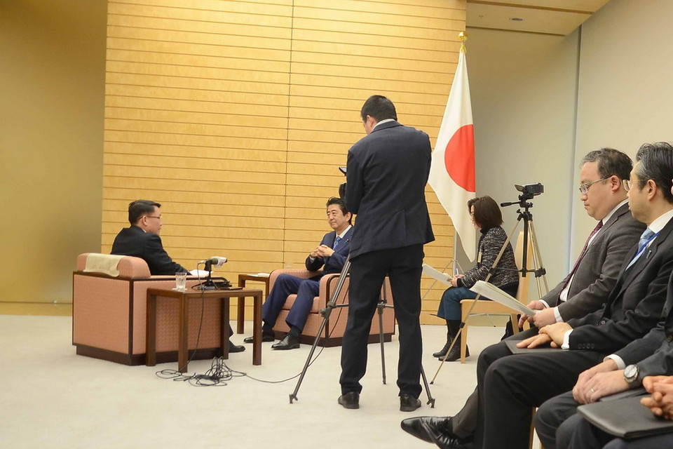 Quang cảnh buổi phỏng vấn riêng Thủ tướng Nhật Bản Shinzo Abe của Tổng giám đốc TTXVN Nguyễn Đức Lợi, sáng 15/2/2019, tại Thủ đô Tokyo. Ảnh: Thành Hữu - Pv TTXVN tại Nhật Bản