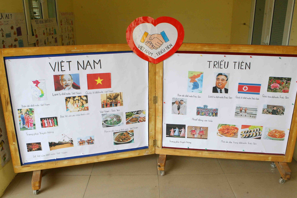  Trong các lớp học là những hình ảnh về tình hữu nghị giữa Việt Nam và Triều Tiên do chính cô và trò của trường làm nên. (Ảnh: Thanh Tùng/TTXVN)