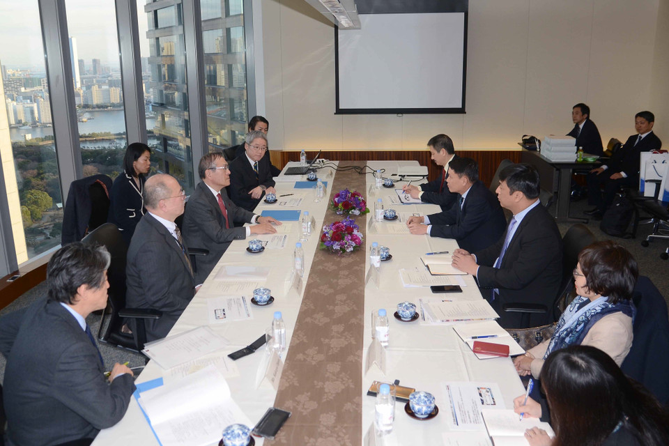 Tổng giám đốc TTXVN Nguyễn Đức Lợi hội đàm với Chủ tịch Hãng thông tấn Nhật Bản Kyodo, ông Toru Mizutani, chiều 14/2/2019, tại trụ sở Kyodo ở Thủ đô Tokyo. (Ảnh: Thành Hữu/TTXVN)