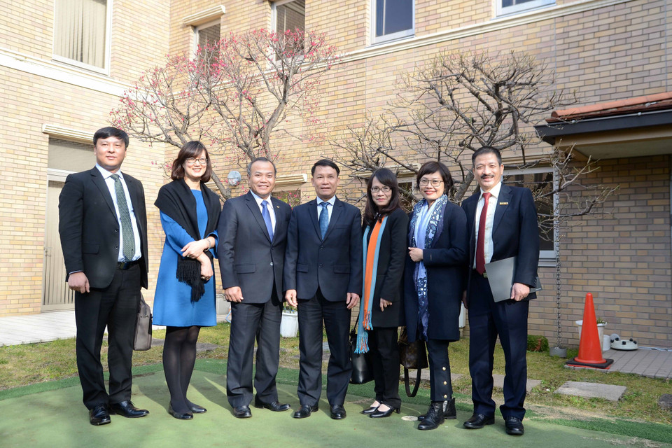 Tổng giám đốc Nguyễn Đức Lợi và các thành viên Đoàn đại biểu TTXVN chụp ảnh lưu niệm với Đại sứ Vũ Hồng Nam (thứ ba từ trái sang) và Tham tán Công sứ Lâm Thị Thanh Phương (thứ hai từ trái sang) trong buổi đến thăm Đại sứ quán Việt Nam tại Nhật Bản, chiều 14/2/2019. (Ảnh: Thành Hữu/TTXVN)