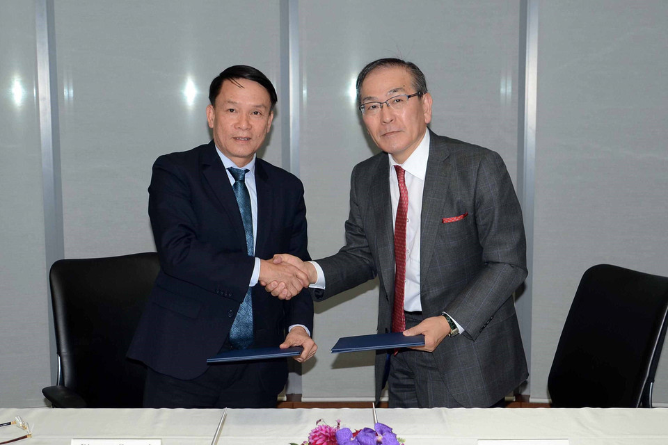 Tổng giám đốc TTXVN Nguyễn Đức Lợi và Chủ tịch Hãng thông tấn Nhật Bản Kyodo, ông Toru Mizutani ký kết Bản ghi nhớ hợp tác giữa TTXVN và Kyodo, chiều 14/2/2019, tại trụ sở Kyodo ở Thủ đô Tokyo. (Ảnh: Thành Hữu/TTXVN)