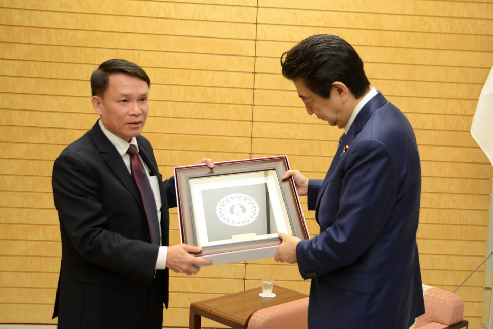 Tổng giám đốc Nguyễn Đức Lợi tặng quà lưu niệm cho Thủ tướng Nhật Bản Shinzo Abe tại buổi gặp và phỏng vấn Thủ tướng Nhật Bản, sáng 15/2/2019, tại Thủ đô Tokyo. (Ảnh: Thành Hữu/TTXVN)