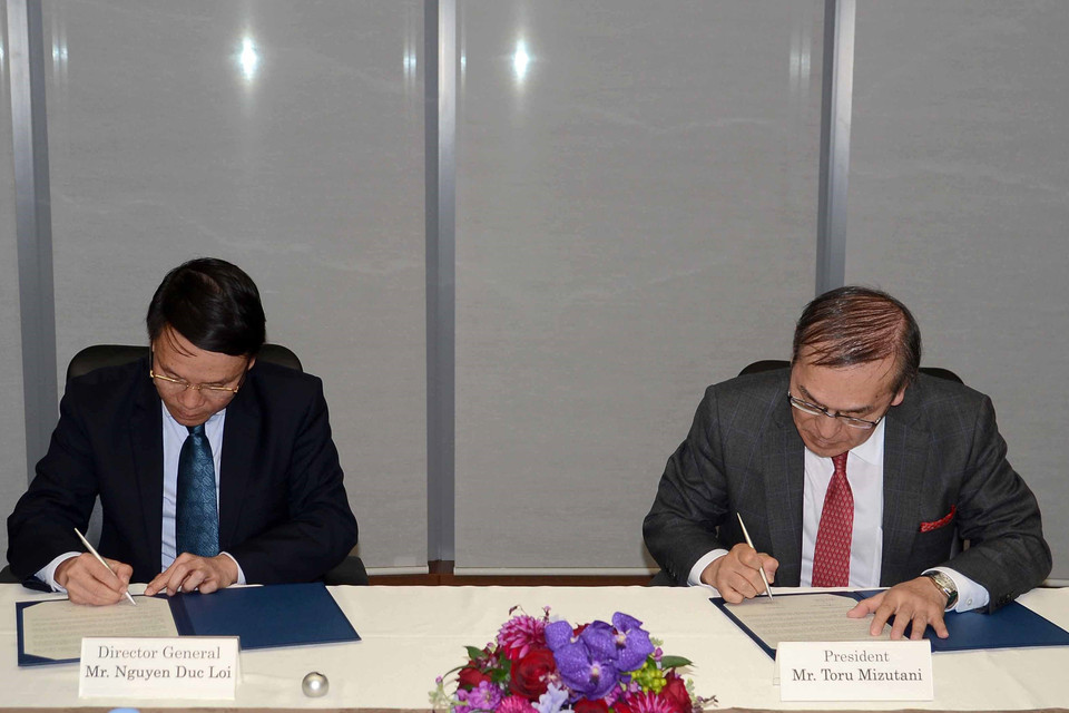 Tổng giám đốc TTXVN Nguyễn Đức Lợi và Chủ tịch Hãng thông tấn Nhật Bản Kyodo, ông Toru Mizutani ký kết Bản ghi nhớ hợp tác giữa TTXVN và Kyodo, chiều 14/2/2019, tại trụ sở Kyodo ở Thủ đô Tokyo. (Ảnh: Thành Hữu/TTXVN)