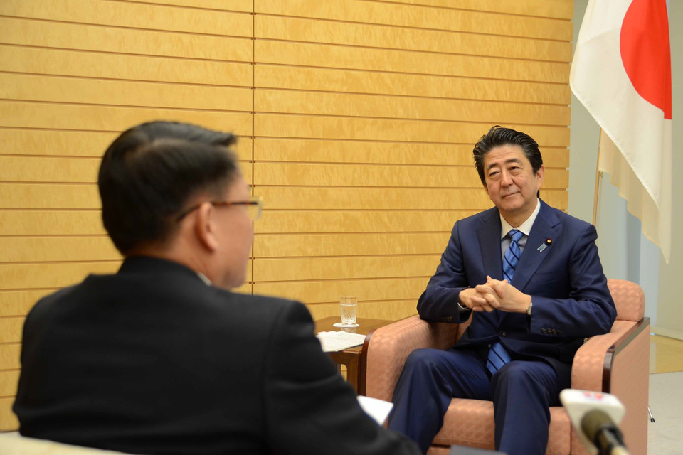 Tổng giám đốc TTXVN Nguyễn Đức Lợi phỏng vấn Thủ tướng Nhật Bản Shinzo Abe, sáng 15/2/2019, tại Thủ đô Tokyo. (Ảnh: Thành Hữu/TTXVN)