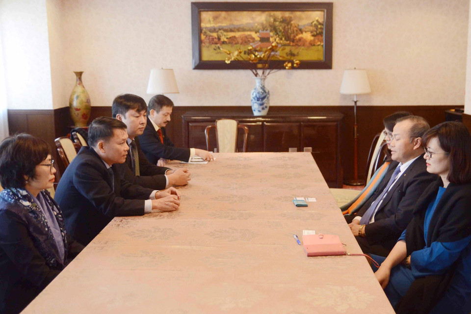 Tổng giám đốc Nguyễn Đức Lợi làm việc với Đại sứ Vũ Hồng Nam trong buổi đến thăm Đại sứ quán Việt Nam tại Nhật Bản, chiều 14/2/2019. (Ảnh: Thành Hữu/TTXVN)