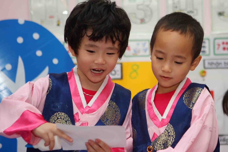  Các bé thích thú khi được mặc trang phục truyền thống của Triều Tiên. (Ảnh: Thanh Tùng/TTXVN)