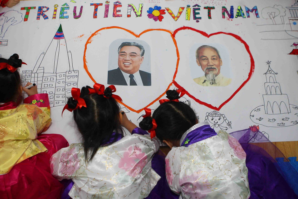 Các bé trong lớp học mang tên Kim Nhật Thành tham gia vẽ bức tranh về chủ đề Tình hữu nghị giữa hai nước Việt Nam-Triều Tiên. (Ảnh: Thanh Tùng/TTXVN)
