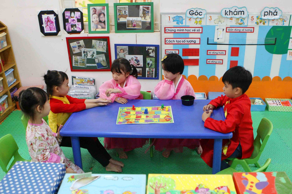 Các bé Trường Mẫu giáo Việt-Triều khi đến lớp còn được mặc trang phục truyền thống của Triều Tiên. (Ảnh: Thanh Tùng/TTXVN)