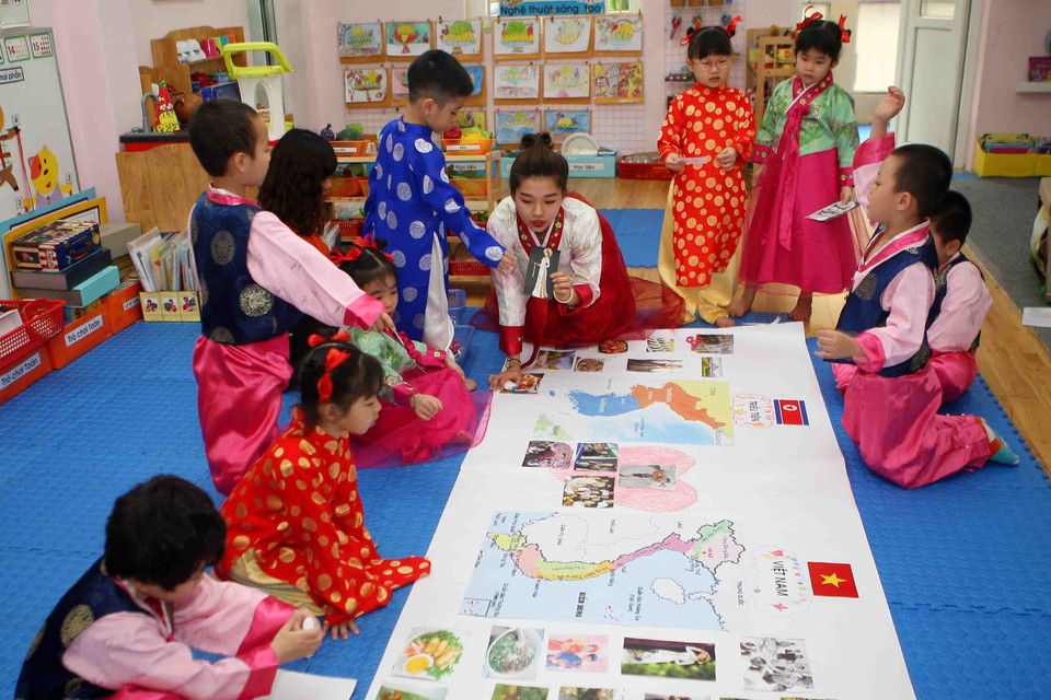 Văn hóa Triều Tiên được cô giáo lồng ghép trong bài giảng để các bé thêm hiểu, thêm yêu về đất nước Triều Tiên. (Ảnh: Thanh Tùng/TTXVN)