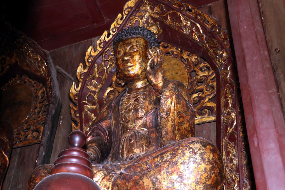 Một trong ba pho tượng Tam Thế tại chùa Bút Tháp, xã Đình Tổ, huyện Thuận Thành, tỉnh Bắc Ninh. (Ảnh: Đinh Văn Nhiều/TTXVN)