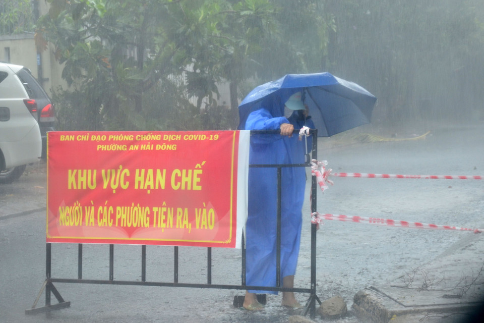 Các chốt kiểm soát dịch COVID-19 tại khu dân cư đang được gỡ bỏ để đảm bảo an toàn trong mưa bão. (Ảnh: Quốc Dũng/TTXVN)