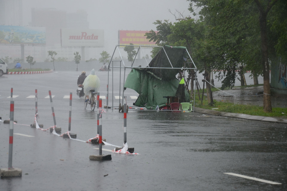 Do mưa to, gió lớn nên các chốt kiểm soát dịch COVID-19 bằng lều bạt không đảm bảo an toàn, các cán bộ trực chốt đã được cho nghỉ vào sáng 11/9. (Ảnh: Quốc Dũng/TTXVN)