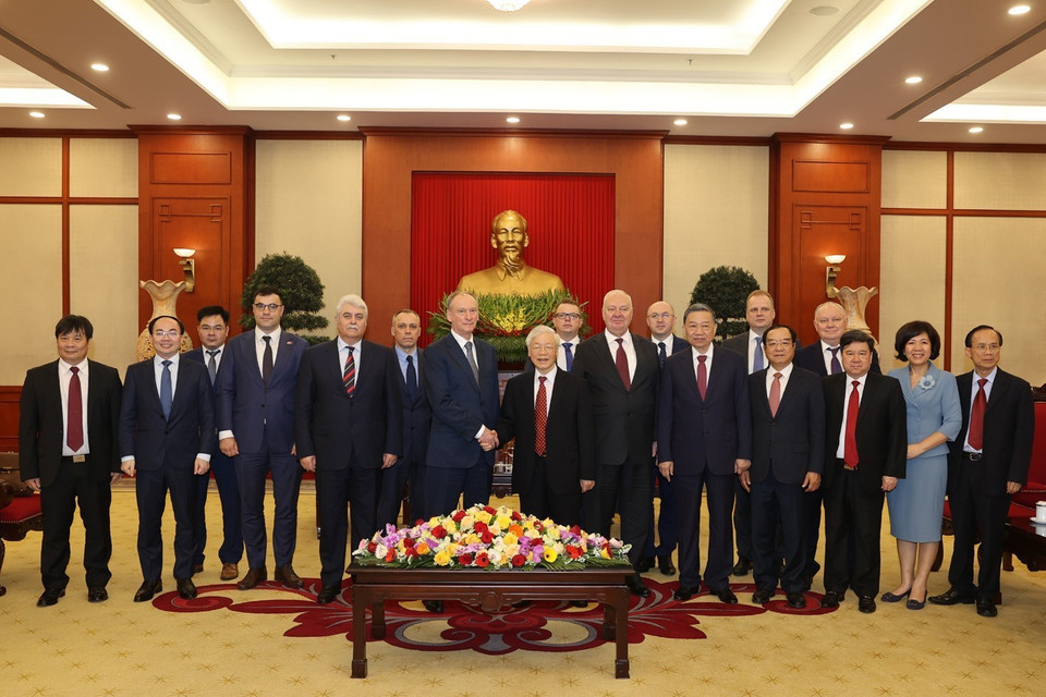  Tổng Bí thư, Chủ tịch nước Nguyễn Phú Trọng và Đại tướng Nikolai Patrushev, Thư ký Hội đồng An ninh Liên bang Nga chụp ảnh chung với các đại biểu. (Ảnh: Trí Dũng/TTXVN)