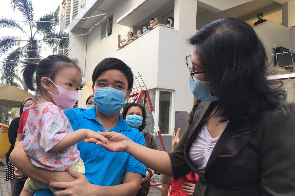 Lãnh đạo địa phương thăm hỏi người dân trong khu C2, Khu dân cư Ehome4. (Ảnh: Văn Hướng/TTXVN)