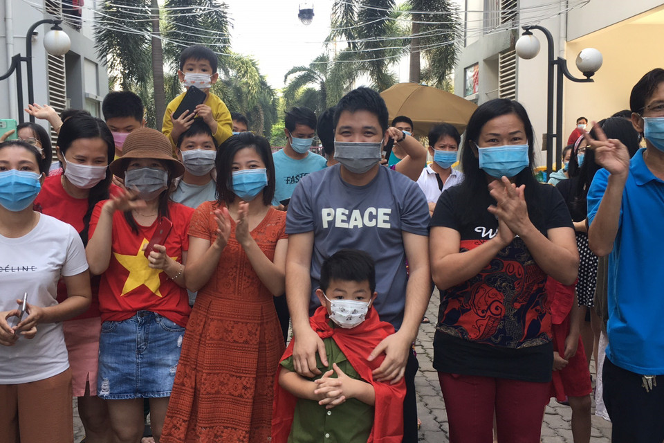 Người dân vui mừng khi dỡ bỏ phong tỏa khu cách ly. (Ảnh: Văn Hướng/TTXVN)